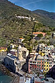 Liguria - Le Cinque Terre. Il Sentiero Verdeazzurro da Vernazza a Riomaggiore. Il paese di Vernazza.